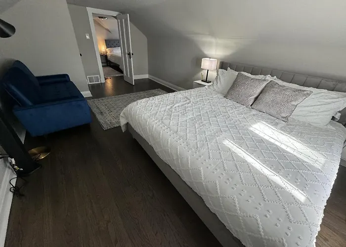 Ferienhaus Spacious Retreat Near Convention Centers *
