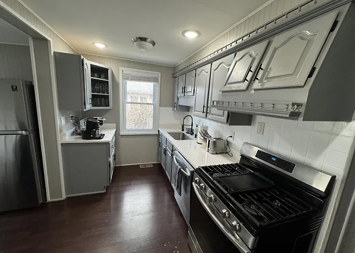 Ferienhaus Spacious Retreat Near Convention Centers *