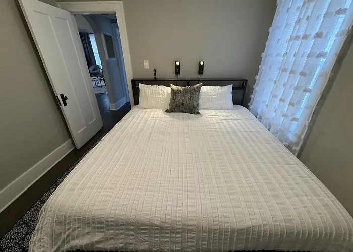 Spacious Retreat Near Convention Centers Ferienhaus *