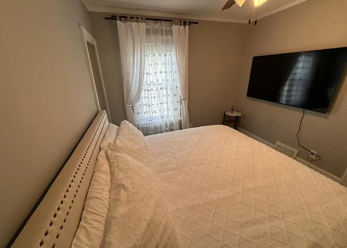 Spacious Retreat Near Convention Centers *