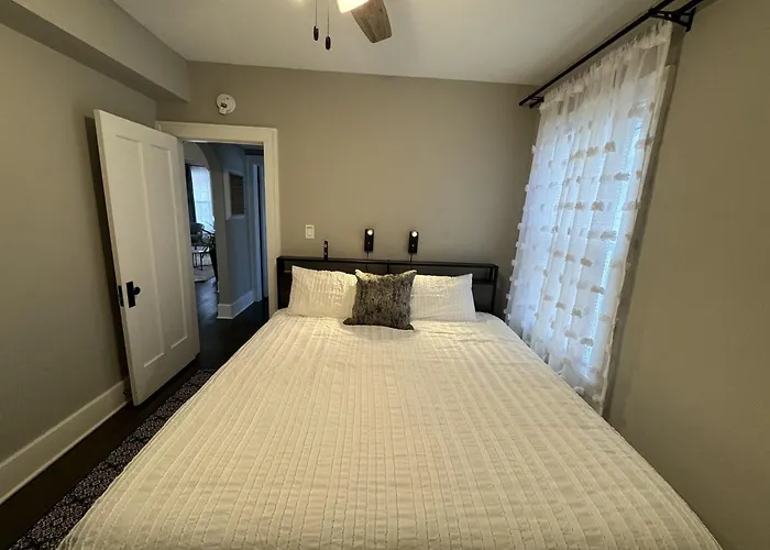 Ferienhaus Spacious Retreat Near Convention Centers
