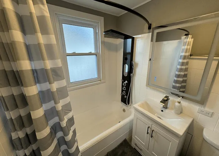 Spacious Retreat Near Convention Centers Des Plaines
