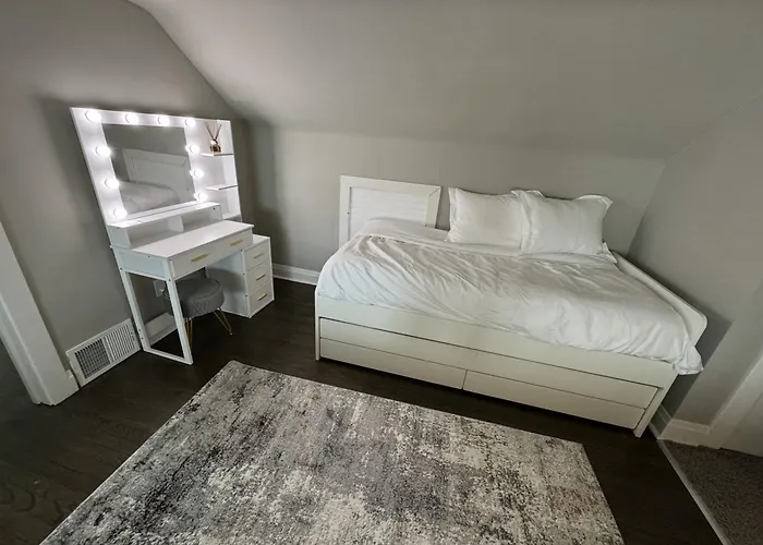 Spacious Retreat Near Convention Centers Ferienhaus