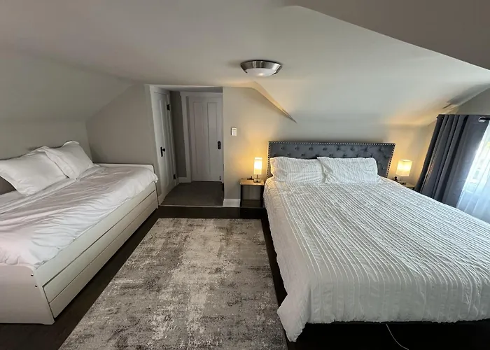 Ferienhaus Spacious Retreat Near Convention Centers *