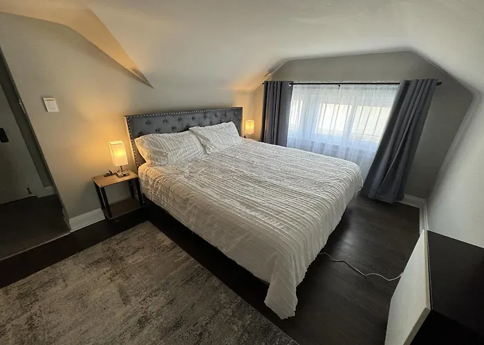 Spacious Retreat Near Convention Centers Ferienhaus *