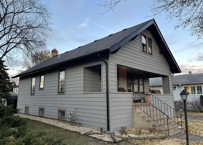 Spacious Retreat Near Convention Centers Ferienhaus